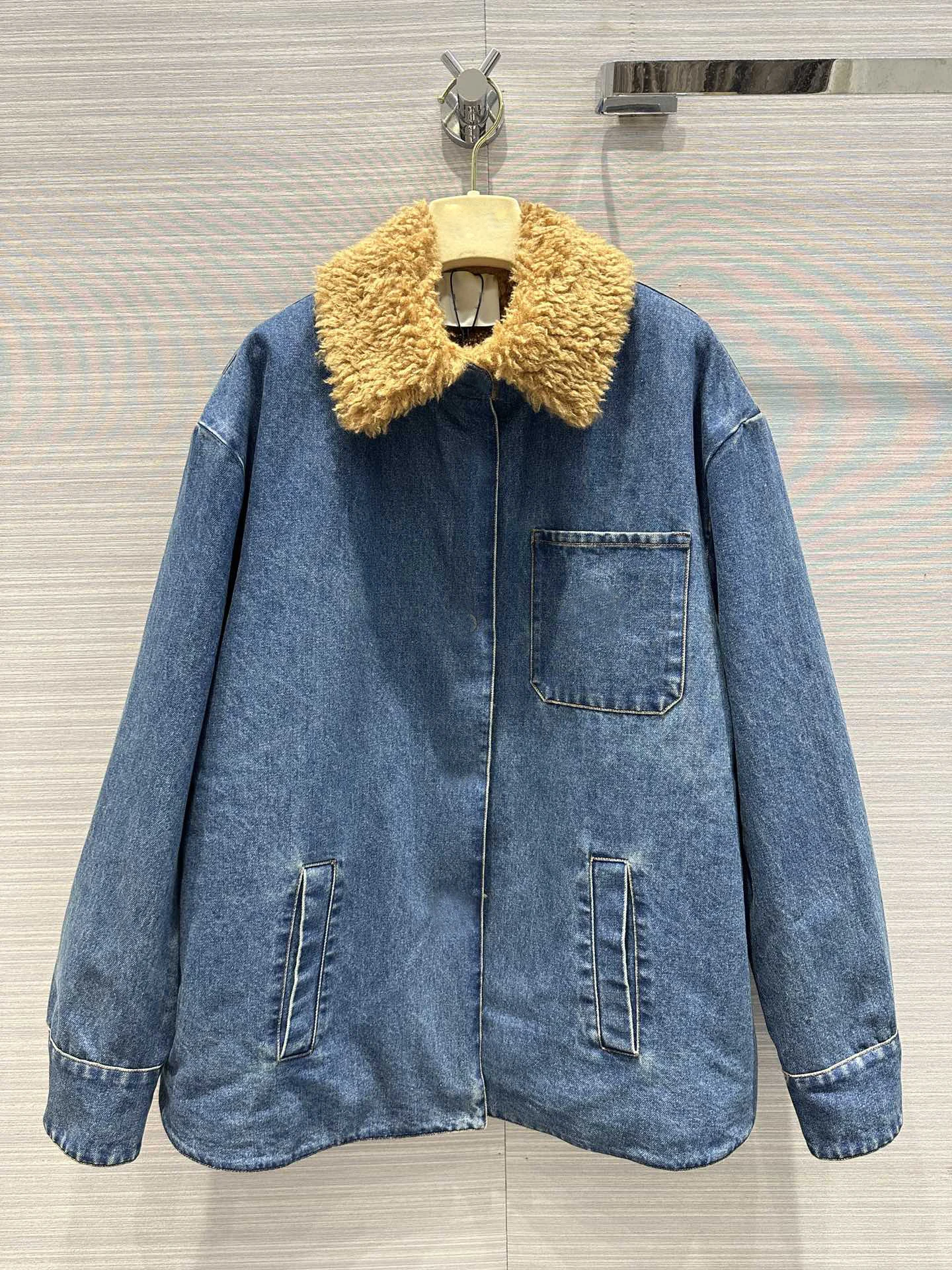 

2023Enzyme wash blue denim jacket, golden brown lamb hair lined with a thermal insulator9.6