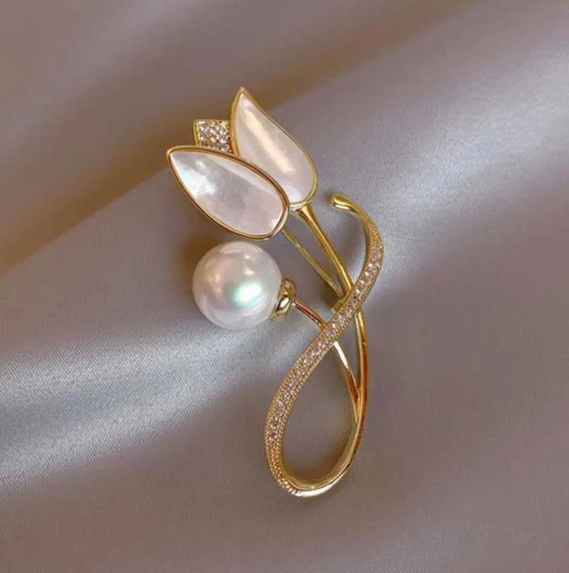 

2023 New Luxury Fashion Brooch Rhinestone Tulip Flower Brooch Elegant Pearl Brooches for Women Wedding Party Pin Jewelry Gifts