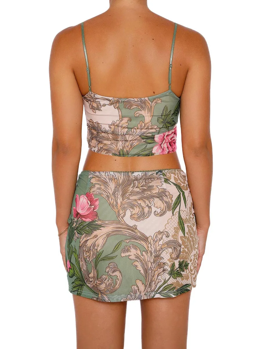 

Модный женский летний комплект из укороченного топа на бретелях-спагетти и мини-юбки с эластичным поясом-идеальный вариант для выходных костюмов