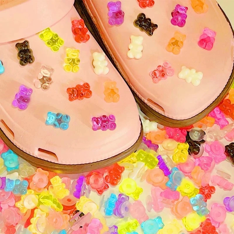 2023 Клипсы для обуви женские Croc Charms Candy Bears Designer Luxury Charm Pines Clogs Fit JIBZ Femme Оптом
