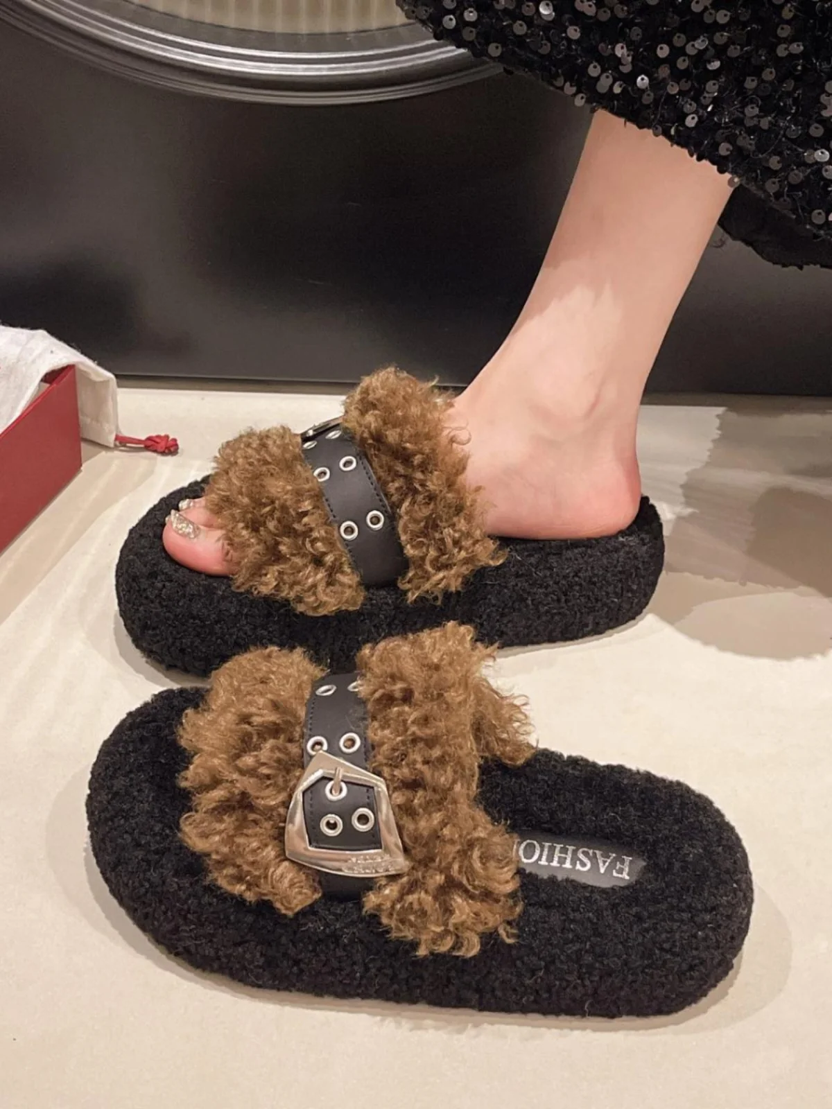 Женская обувь шлепанцы на плоской подошве меховые платформе 2024 плюшевая