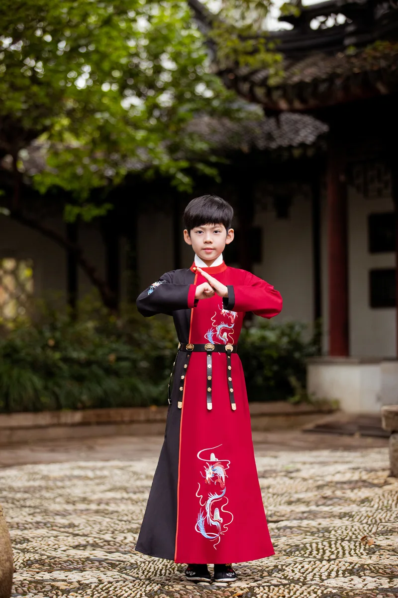 

Детский костюм Тан с вышивкой в виде дракона