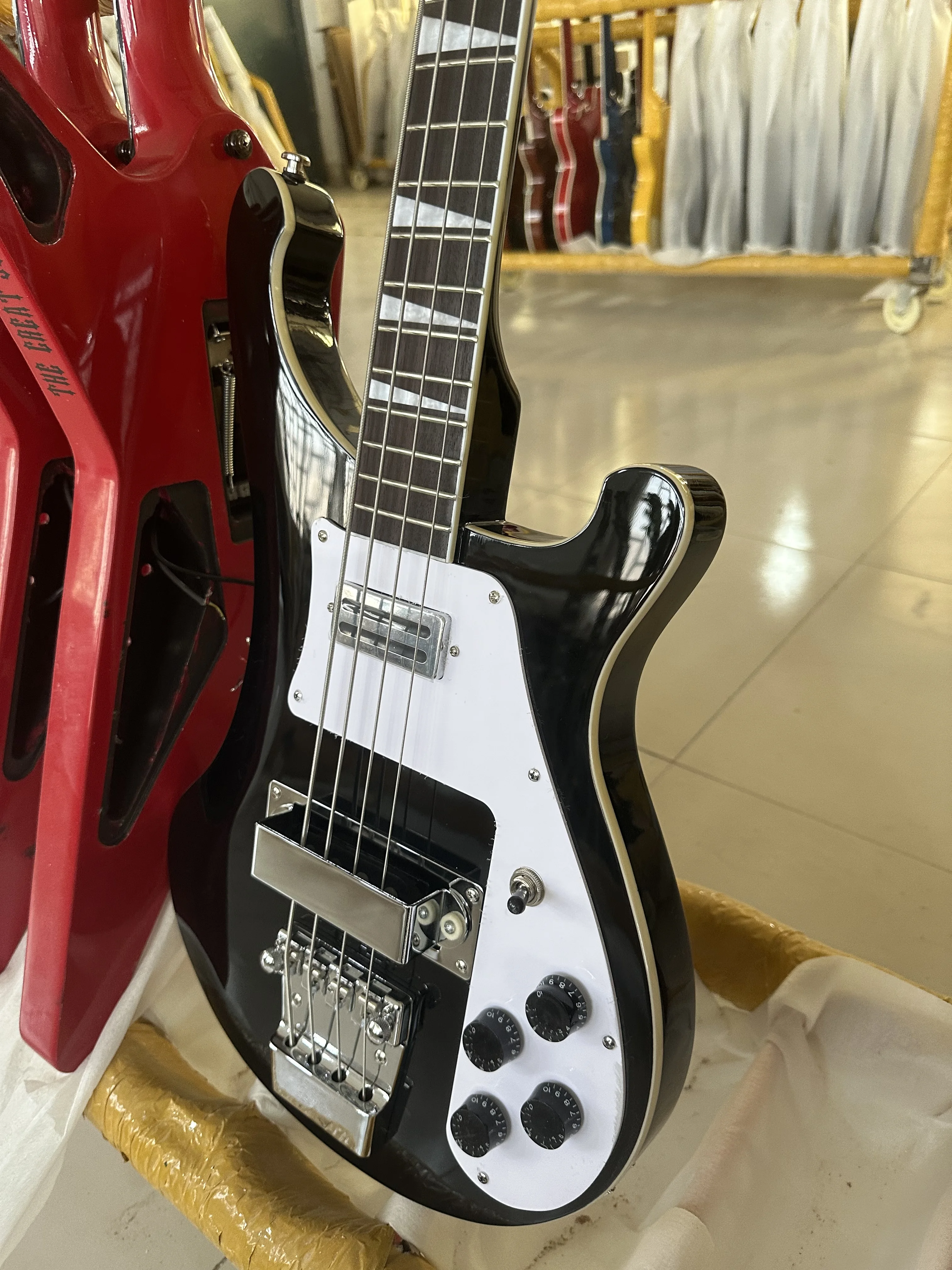 Ricken 4003 бас-гитара с подкладкой черный цвет хромированная фурнитура высокое