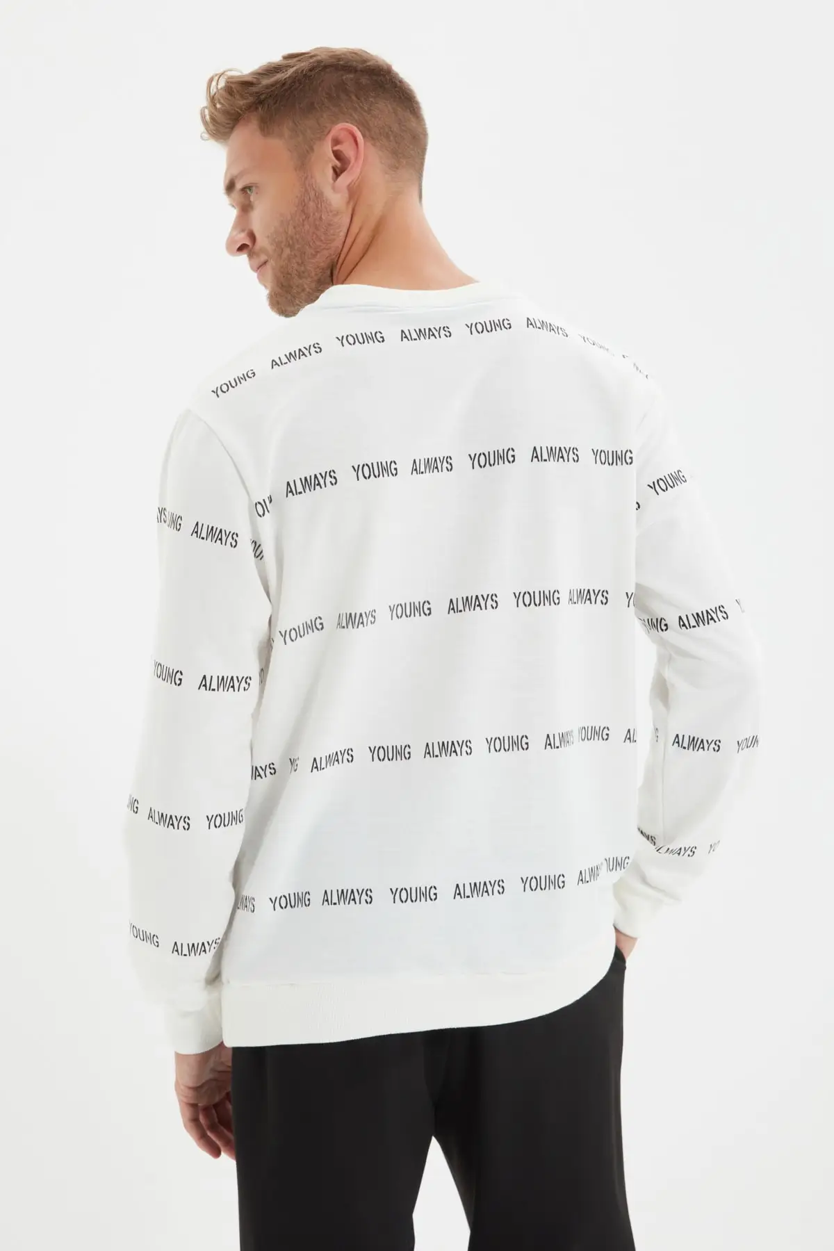

Trendyol Men 'S Regular Fit Cycling Neck Sweatshirt TMNAW22SW0357