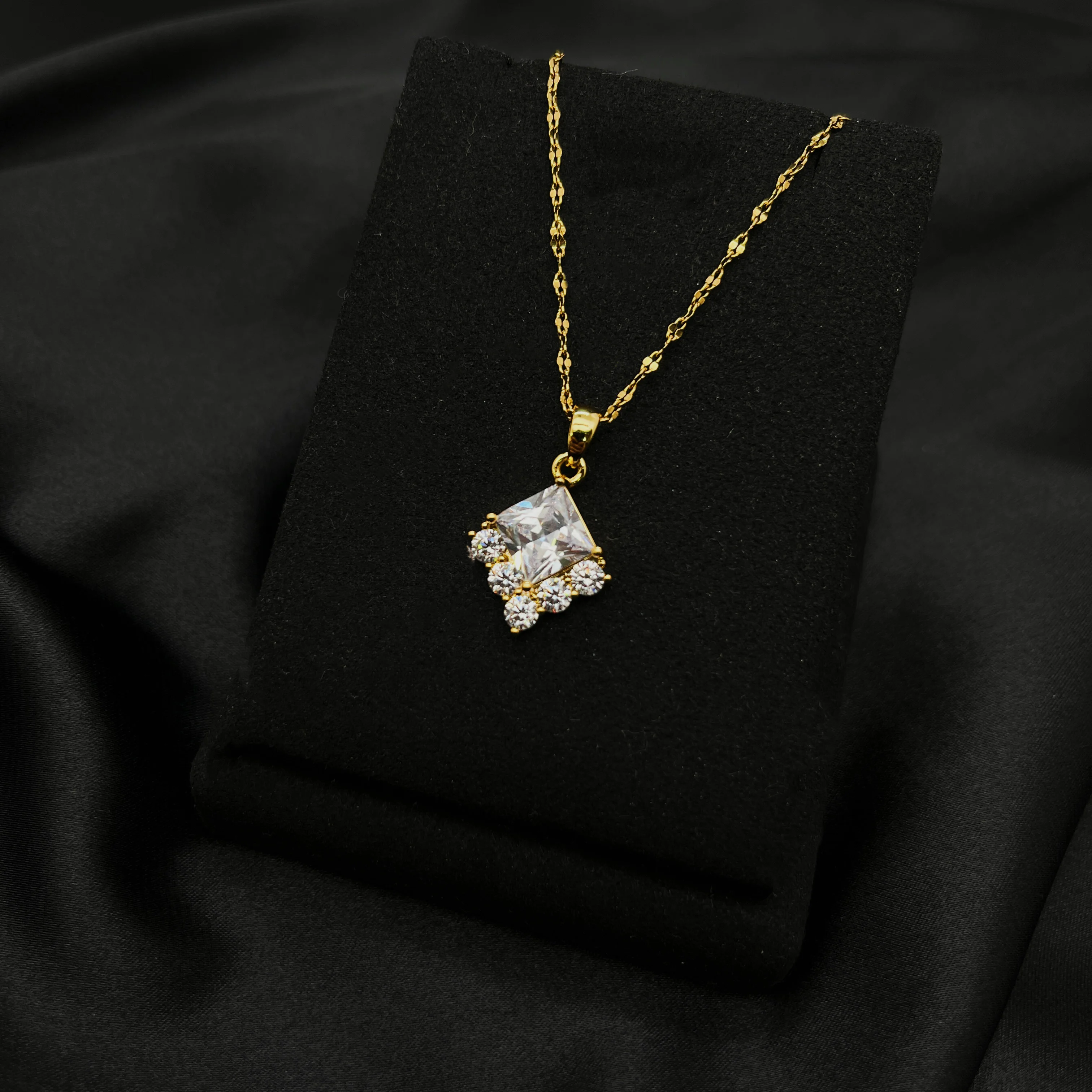 

Женское Ожерелье под золото 18 К, инкрустированное квадратной кожей