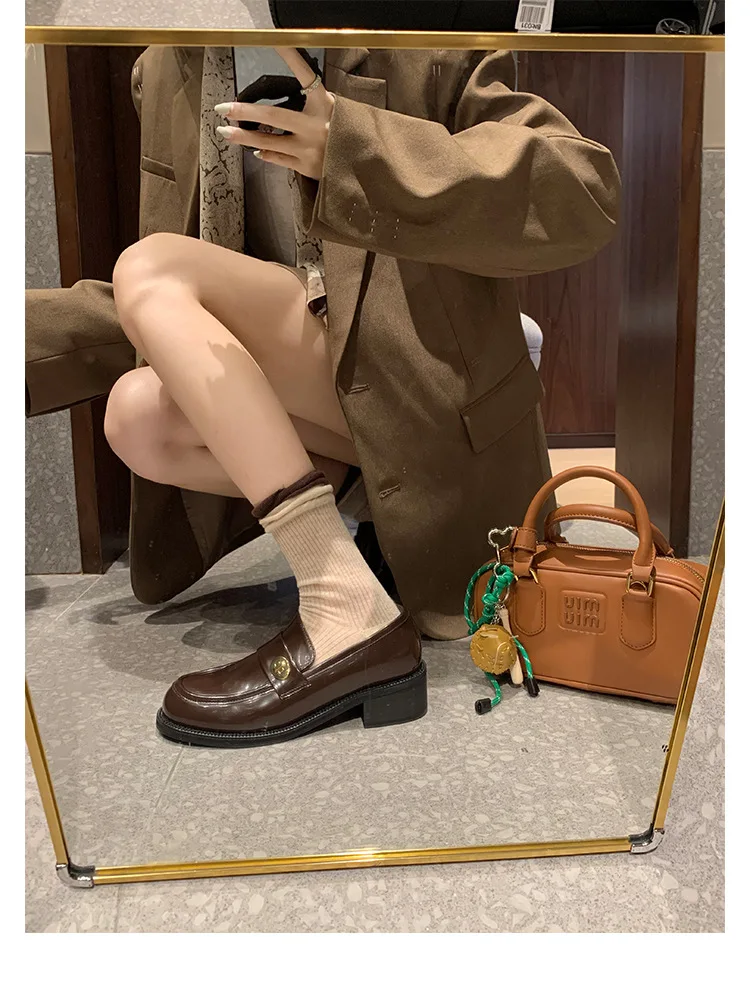 Туфли женские из натуральной кожи на толстом каблуке с золотистой пряжкой