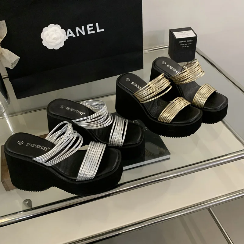 Тапочки на массивном каблуке 10 см серебряные сандалии платформе женские летние