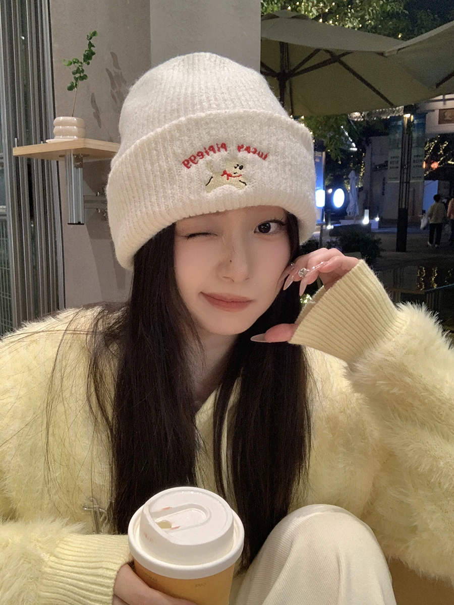 Мягкая клейкая вязаная шапка с вышивкой женская зимняя толстая теплая Сделай