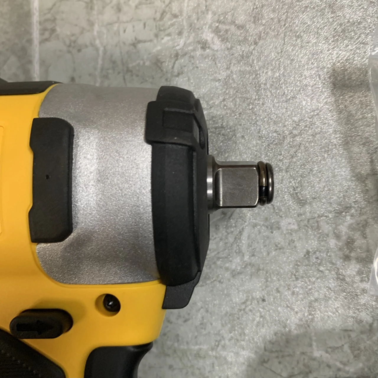 Аккумуляторный ударный гайковерт DEWALT DCF911B