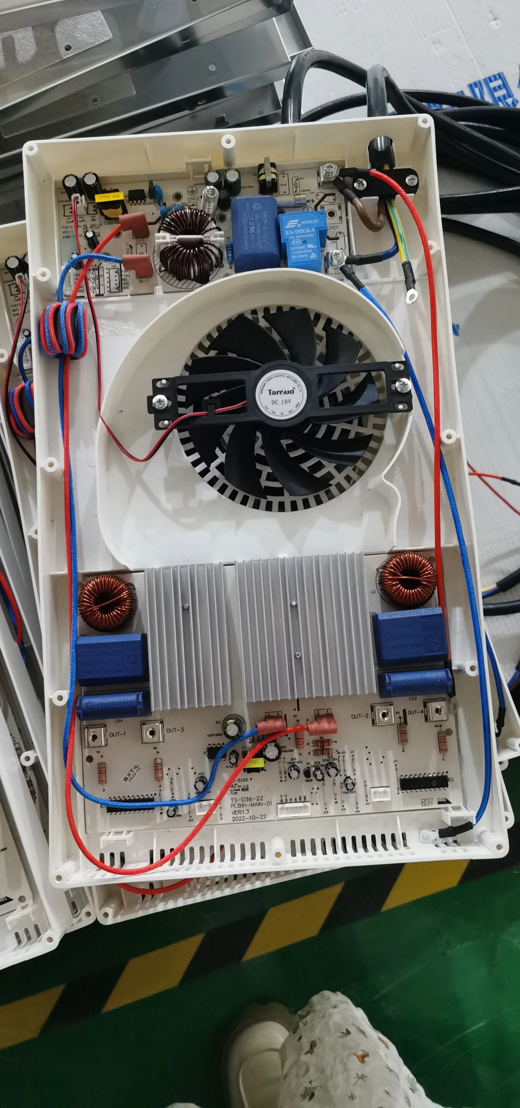 Индукционная плита с двумя горелками и приводом на половину моста