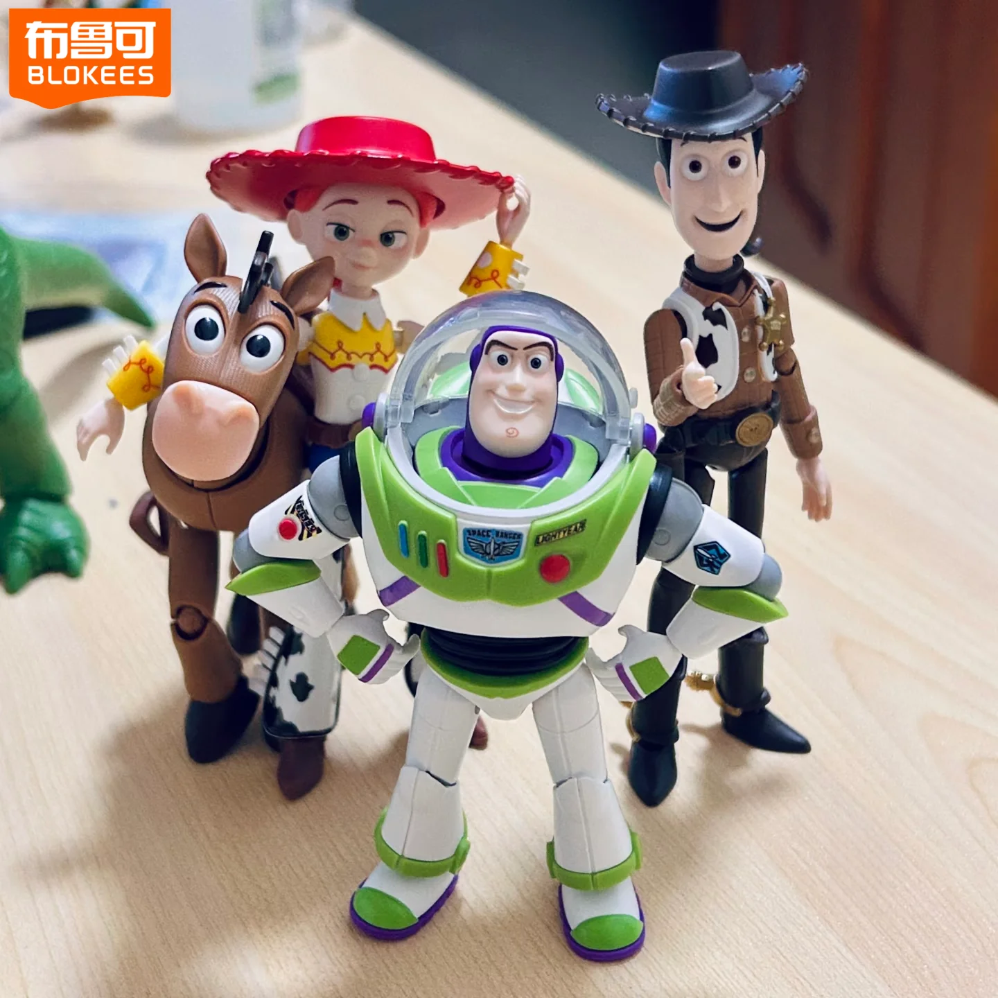Фото Коллекционная подвижная модель Базза Лайтера из серии Toy Story Blokees Blind Box, элитное издание, для взрослых, для демонстрации. №1