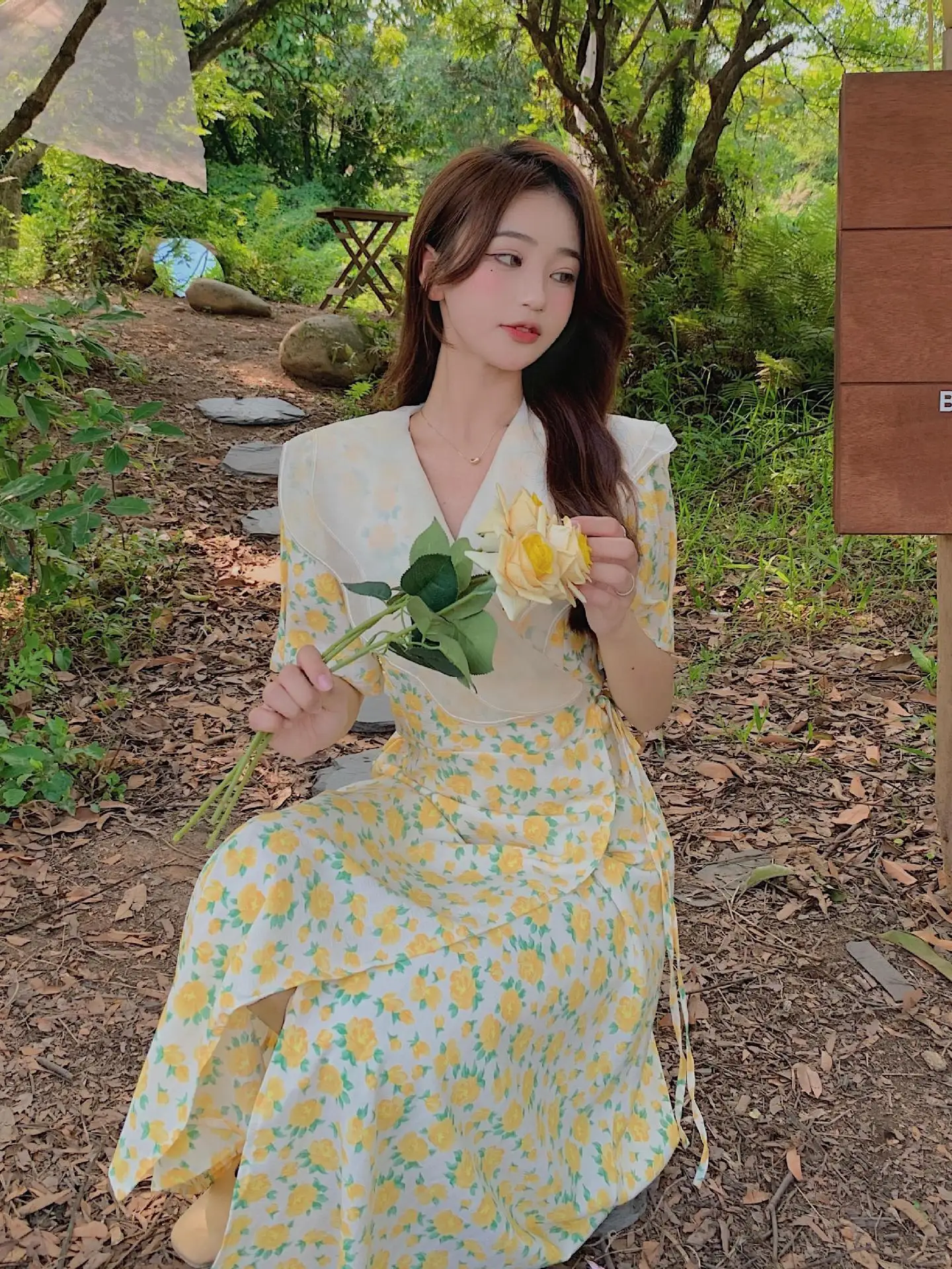 Платье женское длинное летнее кремово-желтое с цветами и тонкой талией