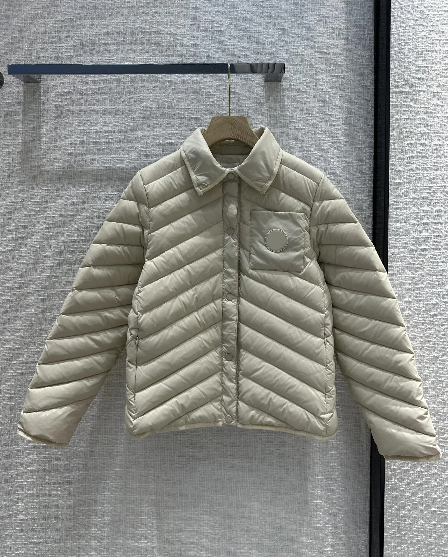 

2023 куртка с воротником-рубашкой, Приталенная модель повседневного и простого стиля, с изображением руки 820