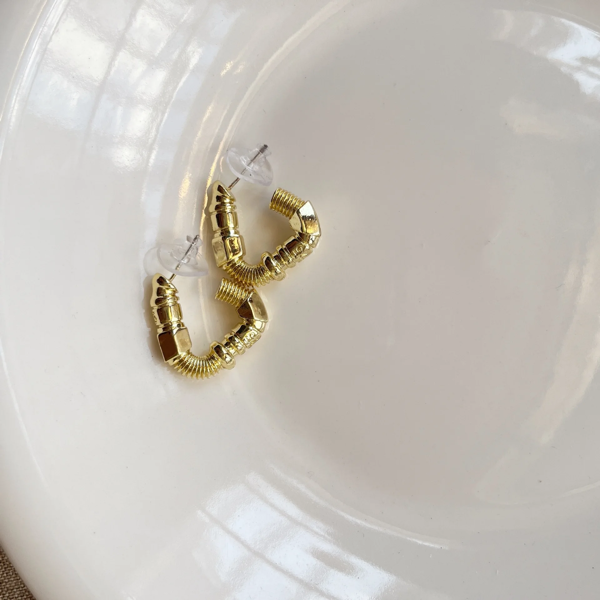 Серьги-гвоздики с металлической текстурой в виде винта