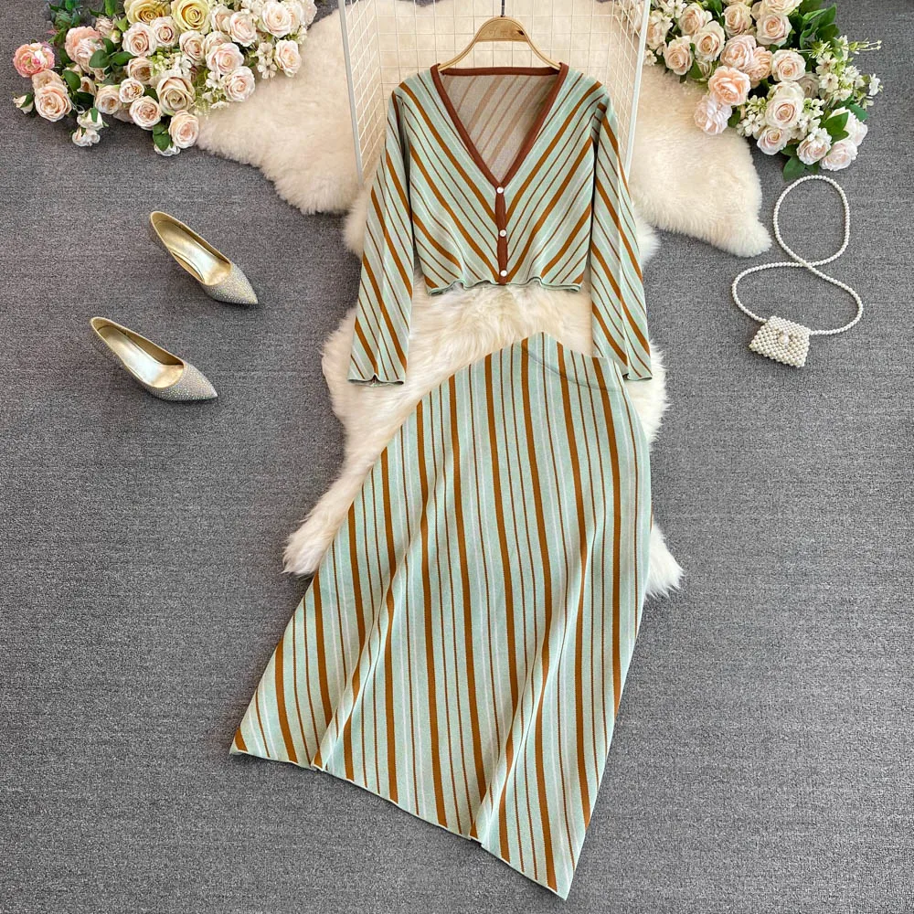 

Нежный трикотажный кардиган в полоску с V-образным вырезом и короткой юбкой с высокой талией, Модный комплект из двух предметов