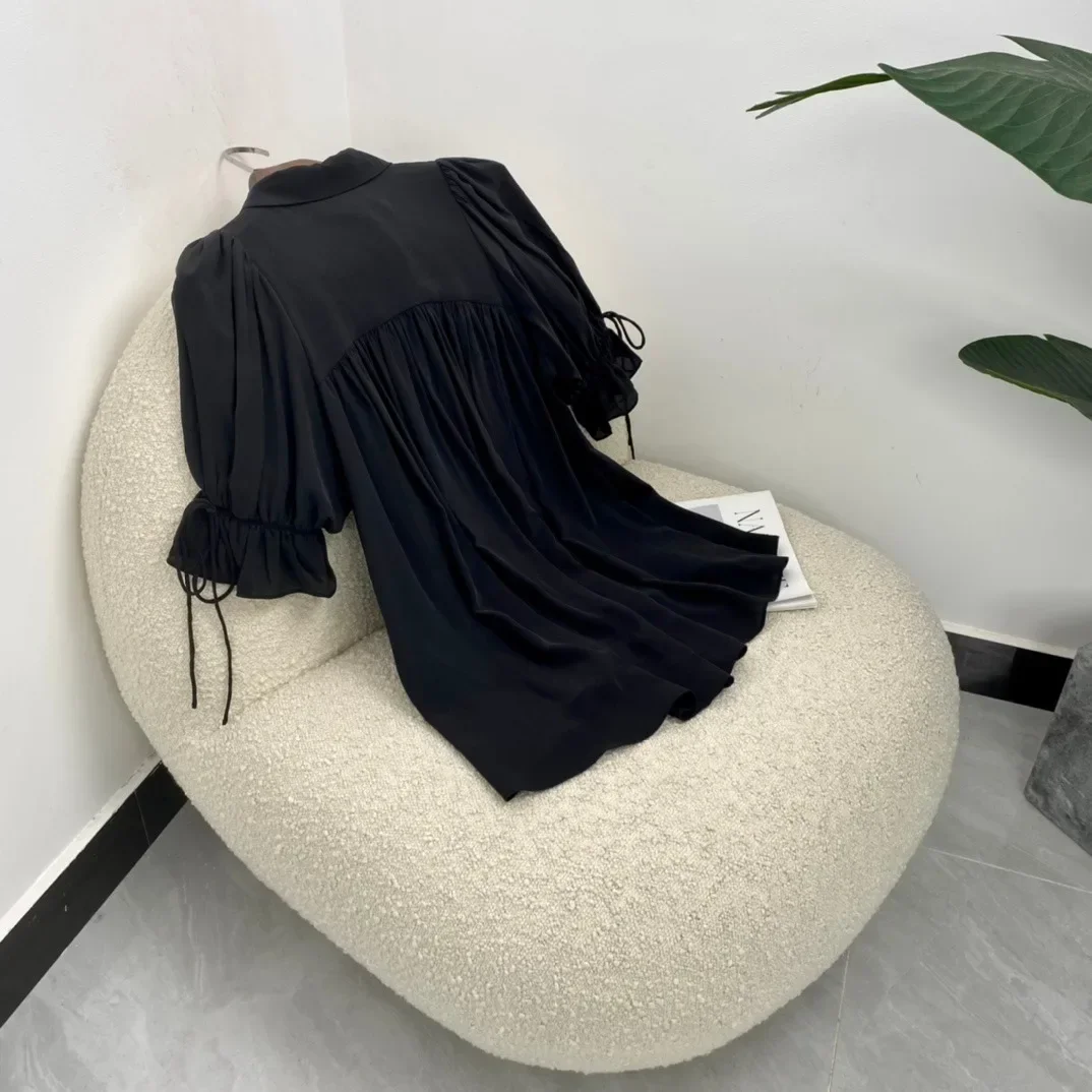 Шелковая черная блузка с оборками и отложным воротником однобортная рукавом до