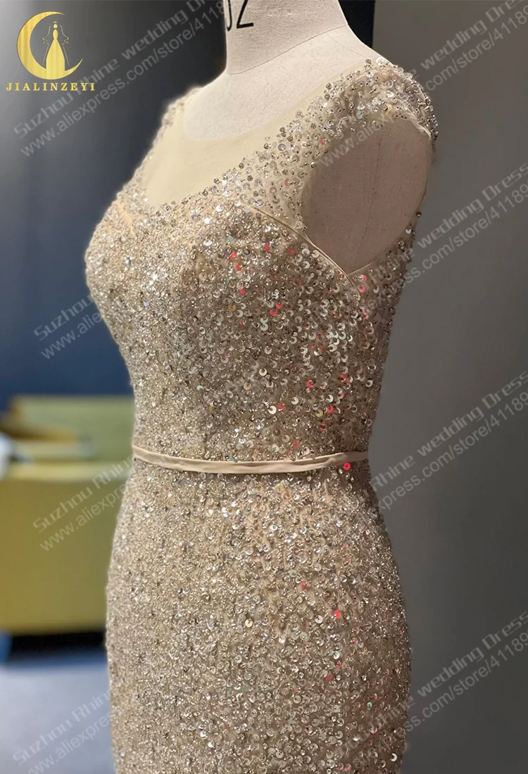 Рисунок 4 - Женское платье с блестками и ю