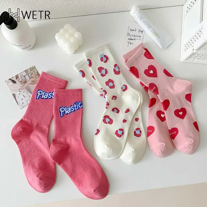 

Новые носки для девочек с сердечками, клубничками и сердечками, женские носки средней длины, милые розовые хлопковые носки с фруктами в повседневном стиле
