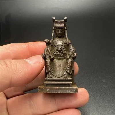 

Изысканная Античная бронзовая королева фотосессия