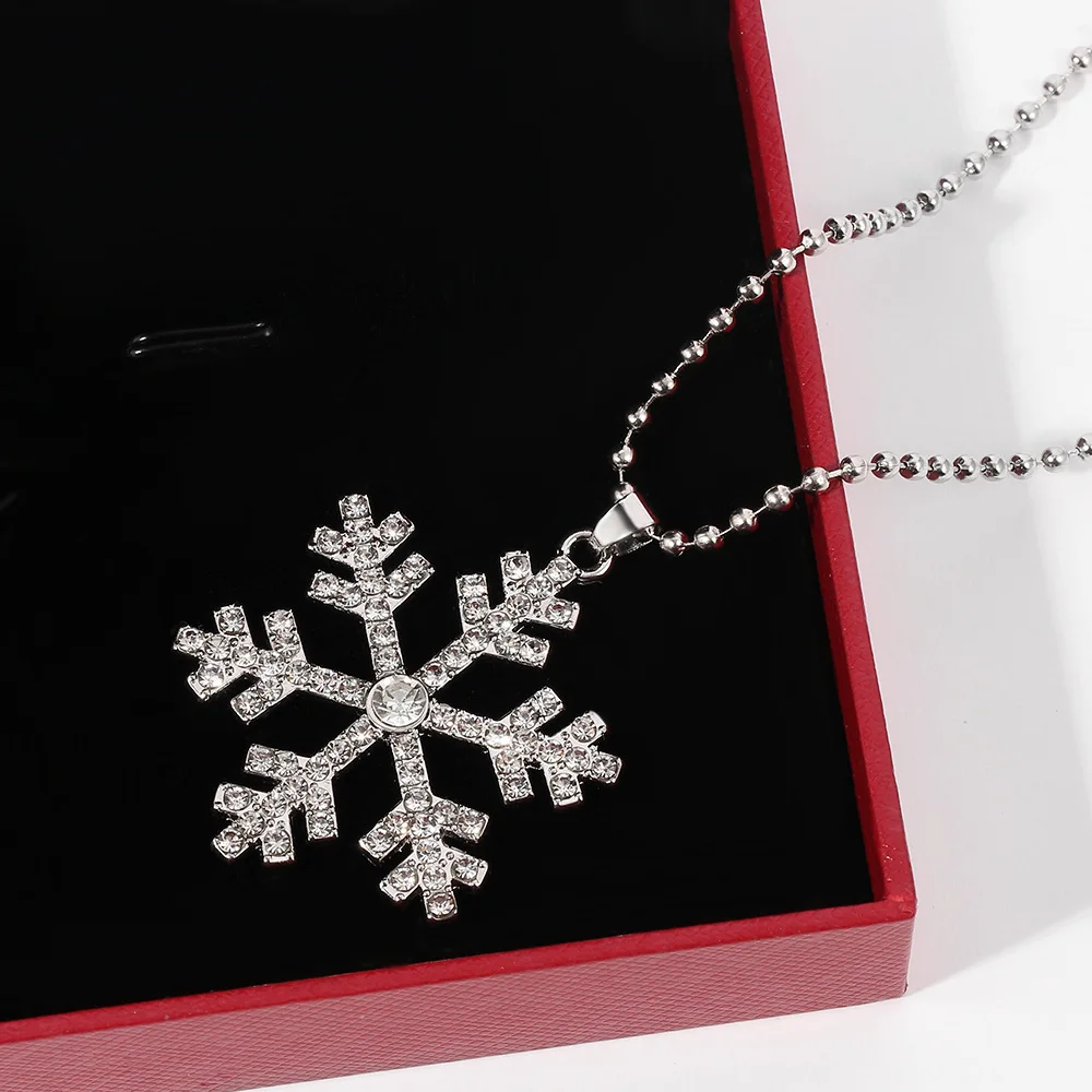 Цепочка с подвеской в виде снежинки со стразами