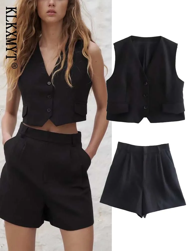 

Костюм женский летний из жилета и шортов с V-образным вырезом