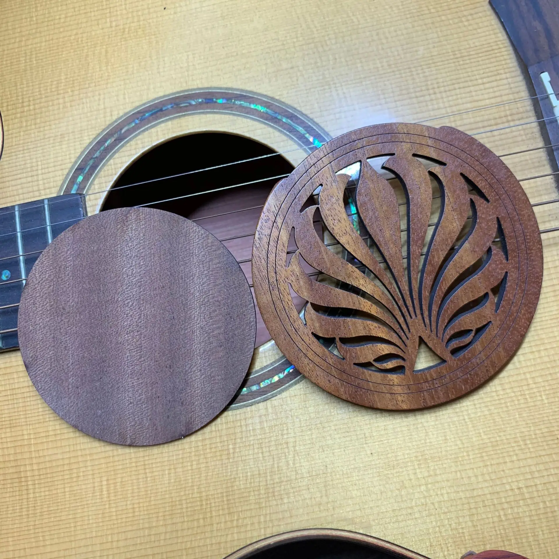 Guitar Wooden Soundhole Sound Hole Cover Block Feedback Buffer Mahogany Wood for 40/41 inch Acoustic Folk Guitars |