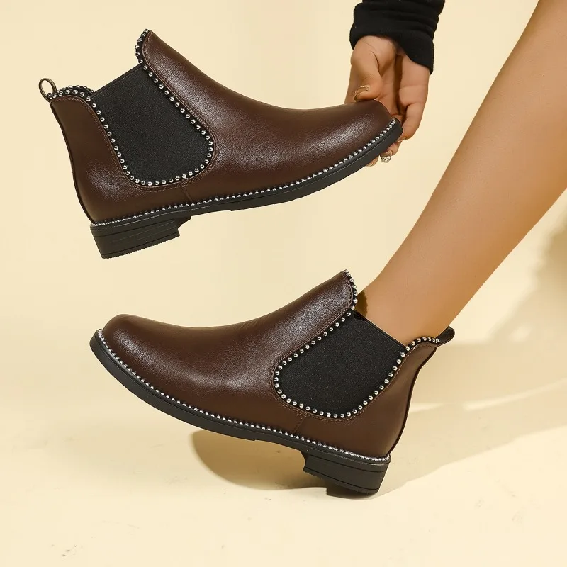 Женская обувь с заклепками и круглым носком на низком каблуке женские короткие