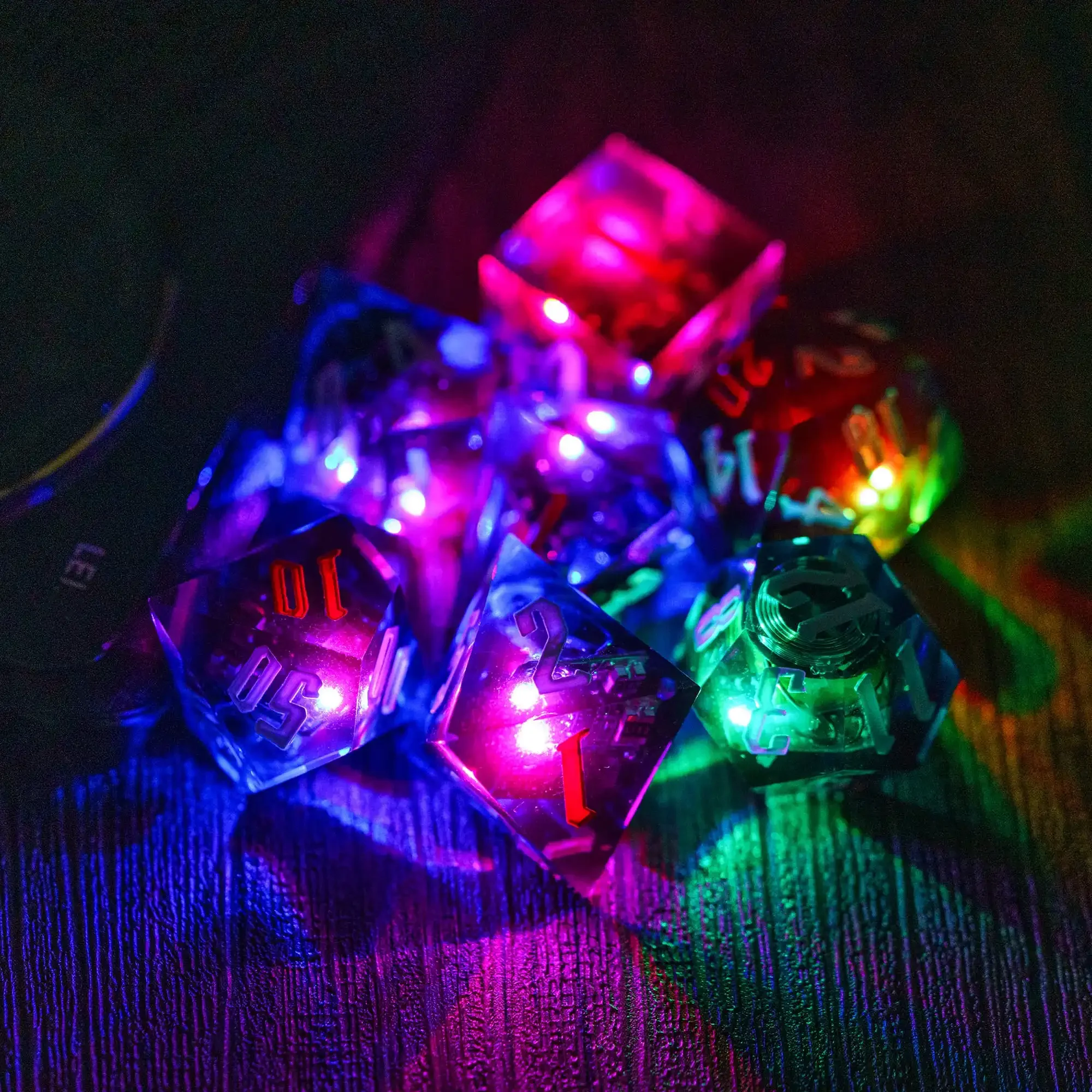 Фото Набор светодиодных кубиков DND, RGB, меняющие цвет, светящиеся многогранные кубики, перезаряжаемые для D&D, настольных ролевых игр, 7 шт. световых матриц с зарядным устройством №2