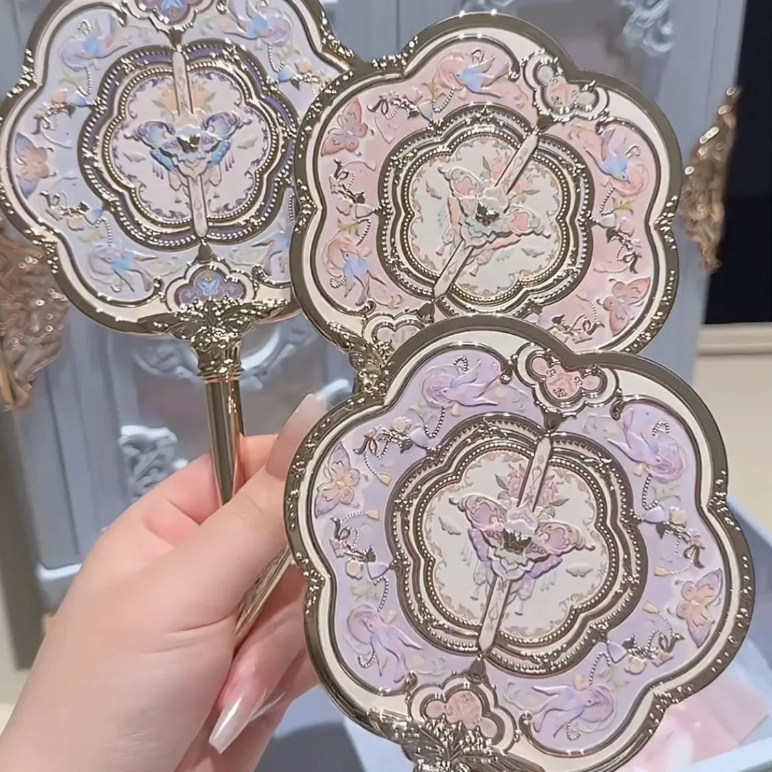 Зеркало в национальном стиле принцессы с цветами знающими бабочками облаками