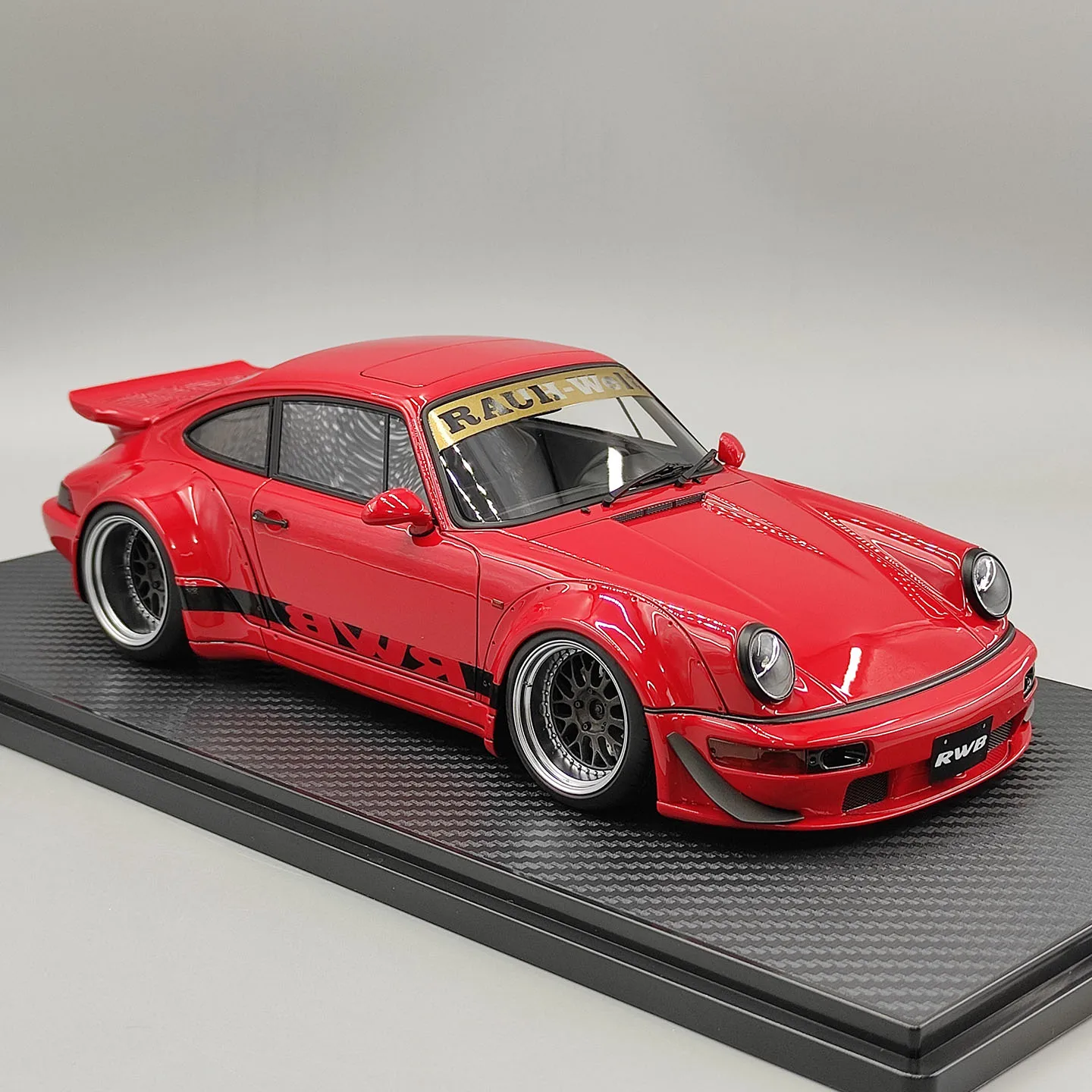 Фото Масштабная модель IR 1:18 из смолы, красный Porsche RWB 964, игрушечный спортивный автомобиль, классика, ностальгия, подарок для взрослых, сувенир, статичная модель для демонстрации. №2