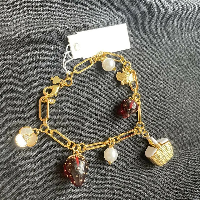

2023 Ssummer Women's New Fashion Sweet Garden Plant Red Resin Strawberry Pearl Small Basket Inset Bracelet