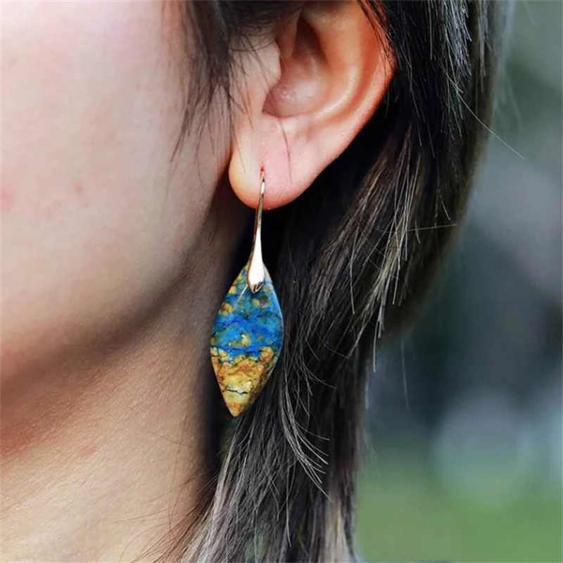 Женские серьги с подвеской в виде листьев императора из натурального камня