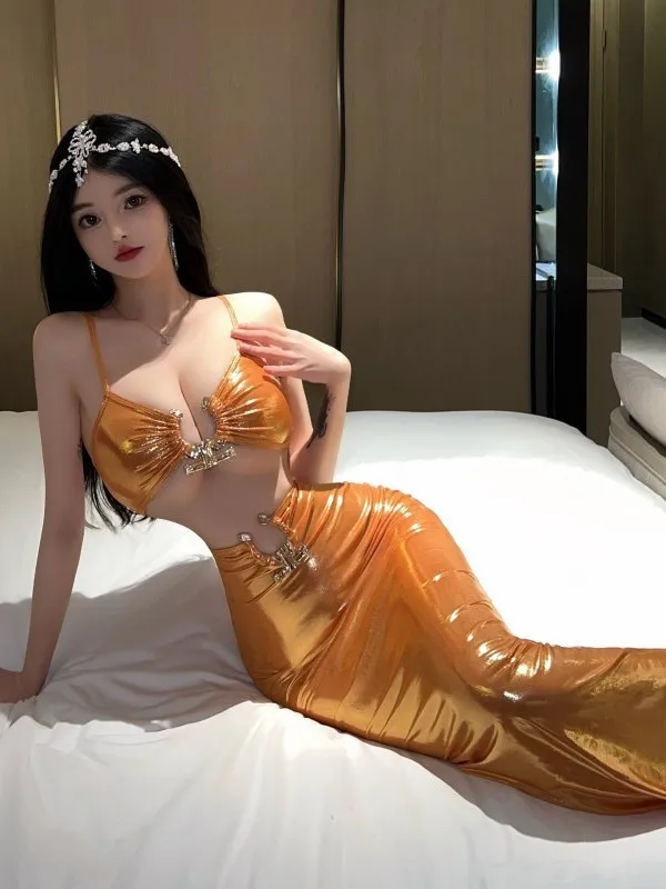 Соблазнительное очаровательное позолоченное яркое цветное платье на бретельках