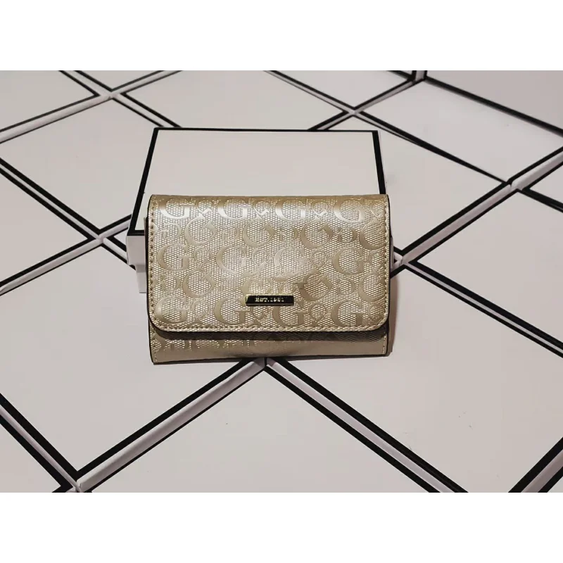 

Guess15 bag wallet is a fashionable item suitable for girls with multiple colors available