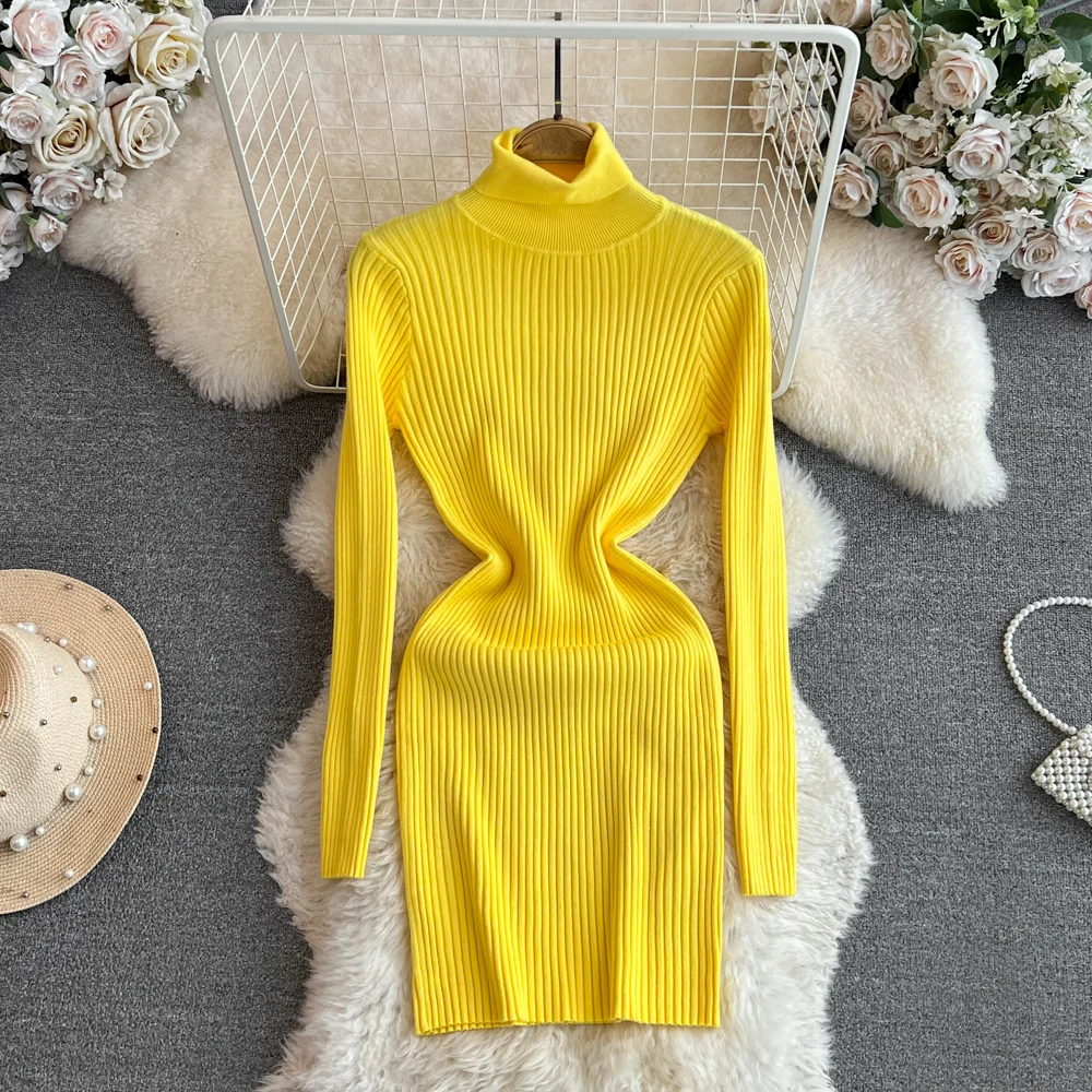 

Трикотажное платье-свитер с длинным рукавом и высоким воротником