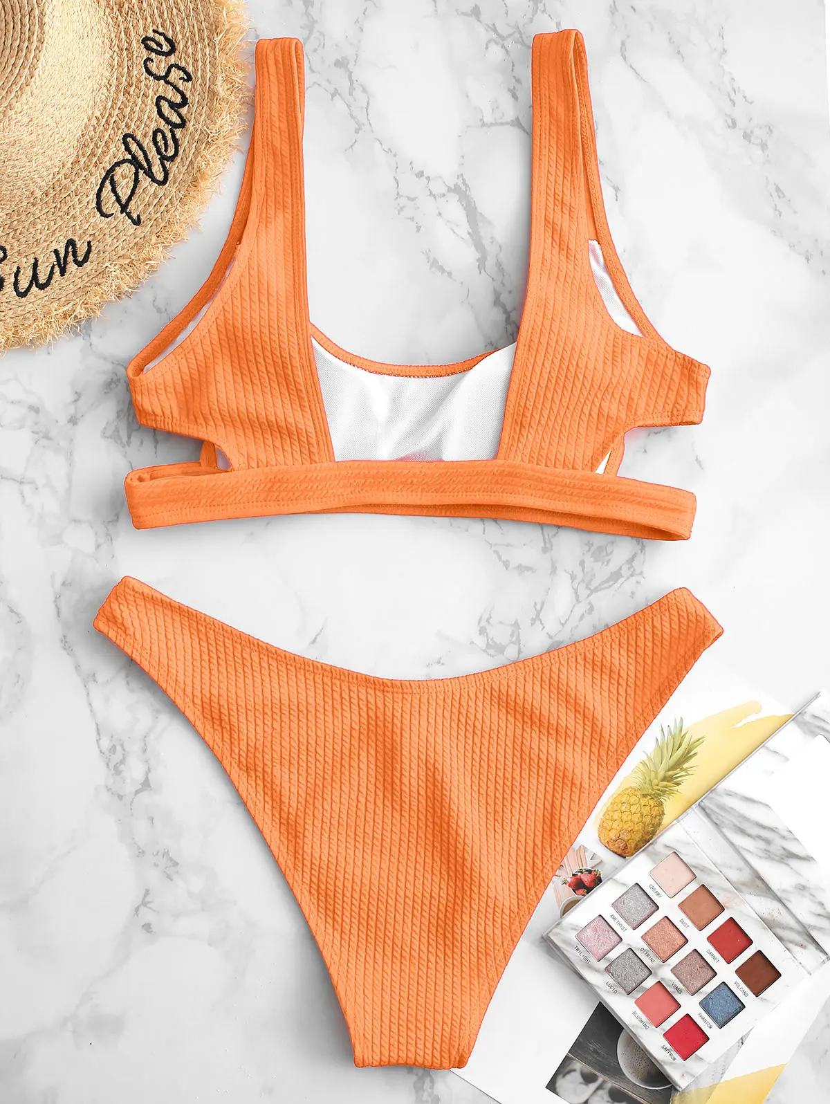 Сплошной купальник-бикини с высоким вырезом |