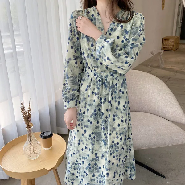 

Женское приталенное платье с V-образным вырезом и цветочным принтом