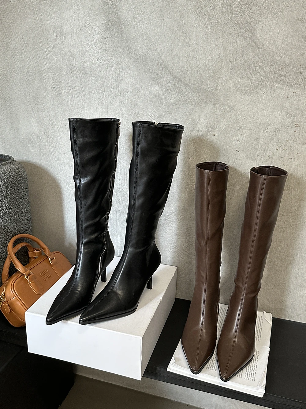 

Женские сапоги до колена с острым носком, черные или коричневые сапоги на тонком высоком каблуке-шпильке, на молнии сзади, модель 2023 года, зимние классические туфли-лодочки, женская обувь 39