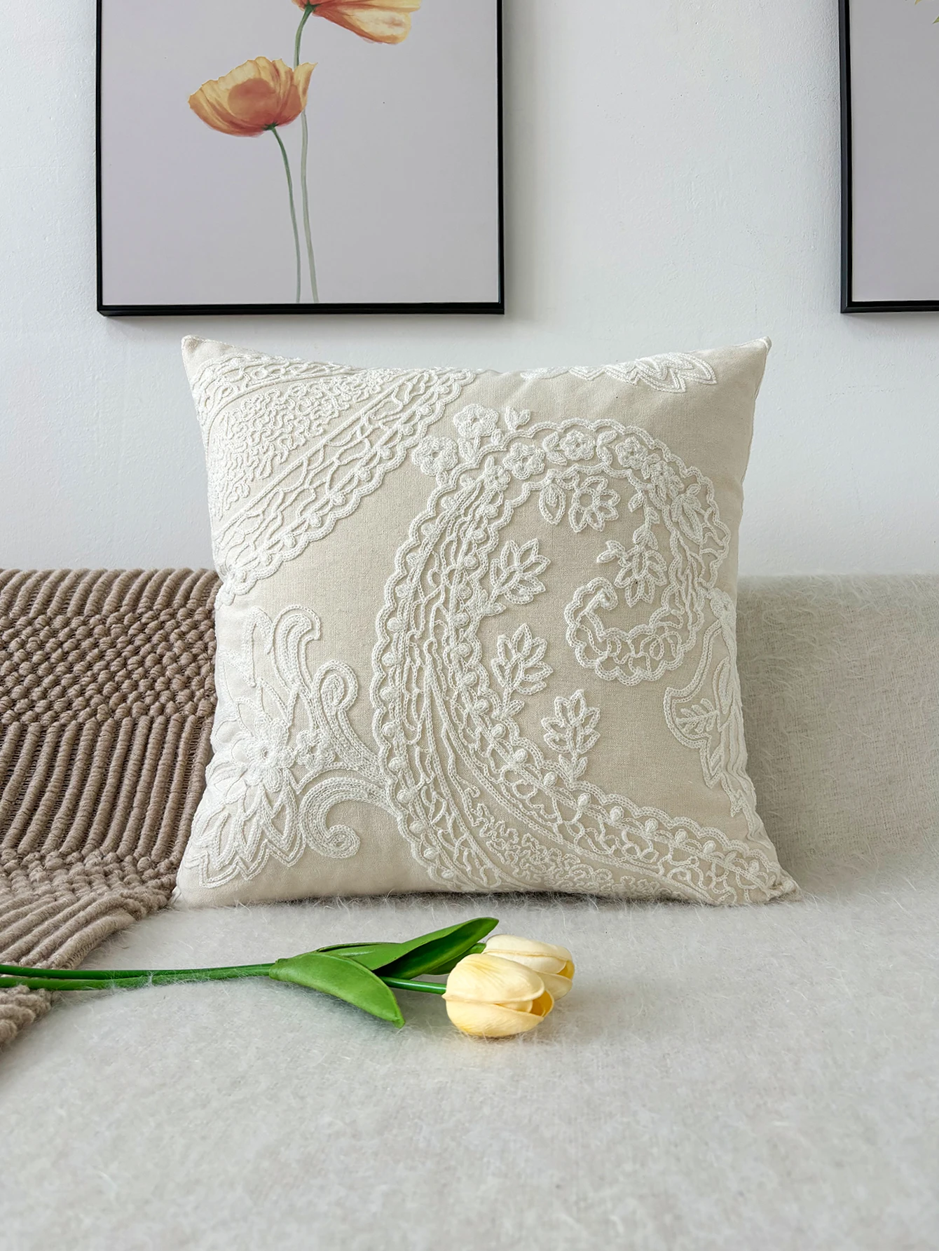 

Декоративная подушка с вышивкой, полиэстер