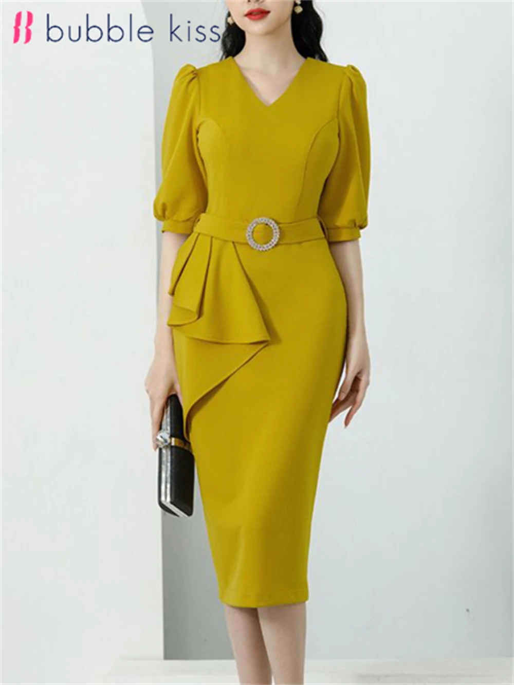 

Женское платье-карандаш с V-образным вырезом и поясом