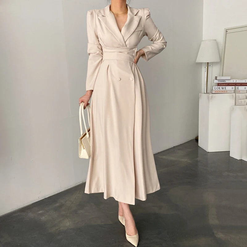 

Женское платье-трапеция с отложным воротником, однотонное ТРАПЕЦИЕВИДНОЕ двухбортное платье до середины икры, модель 16R1277 на весну, 2022