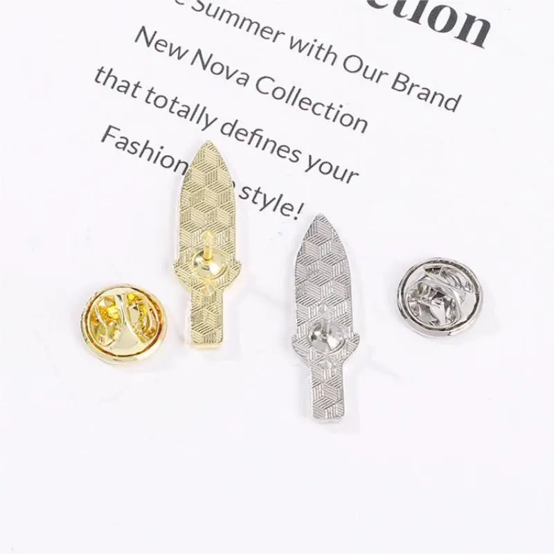 Эмалированная брошь в виде ножа