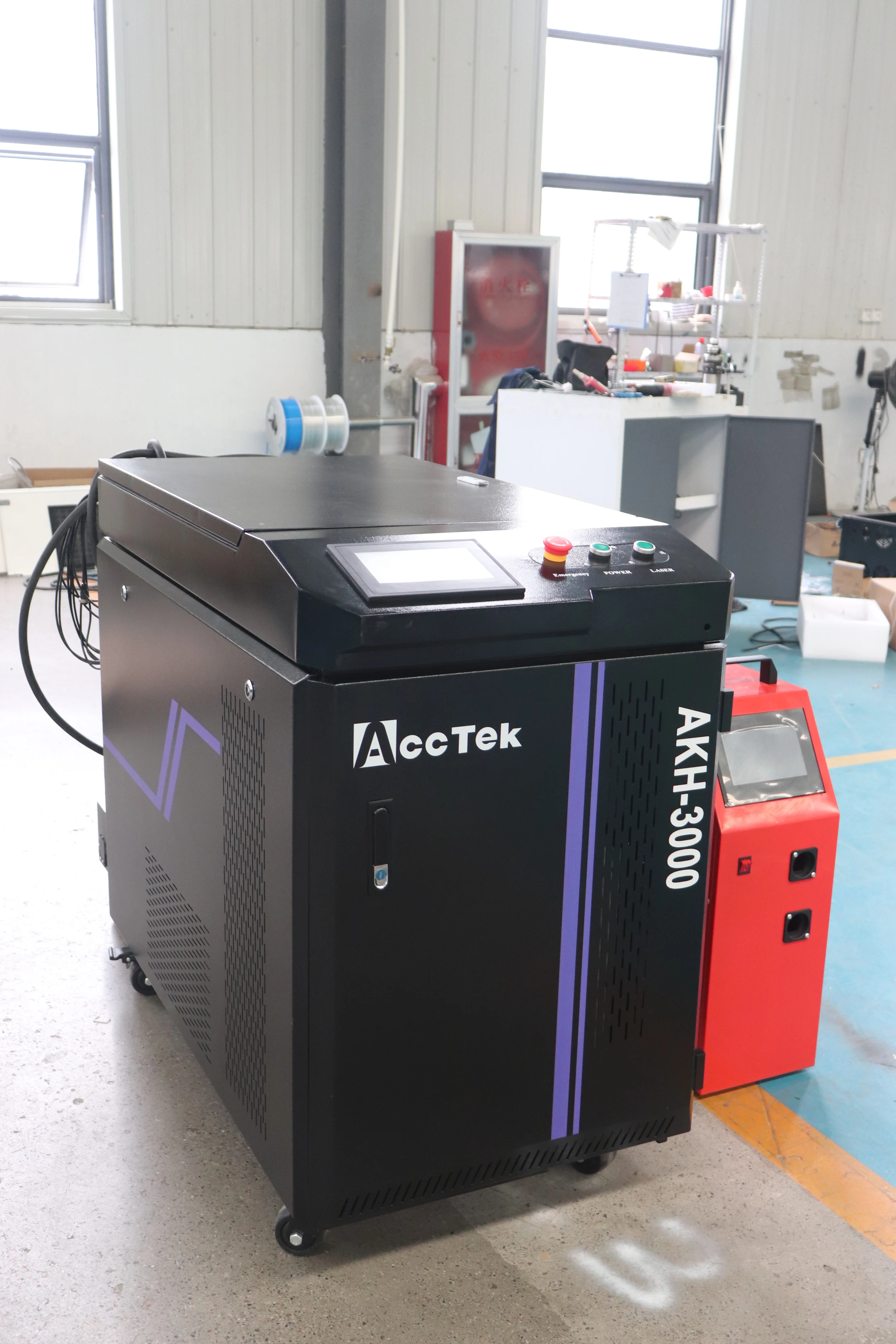 

Ручной аппарат для волоконной лазерной сварки с двойной проволокой 3000 Вт из нержавеющей стали