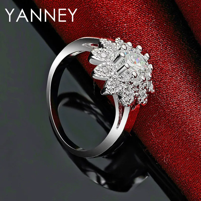 Женское кольцо со снежинкой и фианитом из серебра 925 пробы