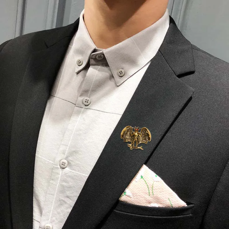 Женский значок в виде летучей мыши готическом стиле