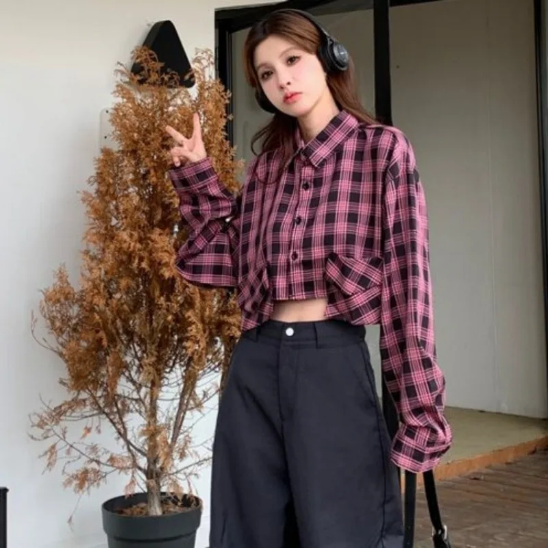 Женская короткая рубашка в клетку свободная стильная розового цвета с длинным