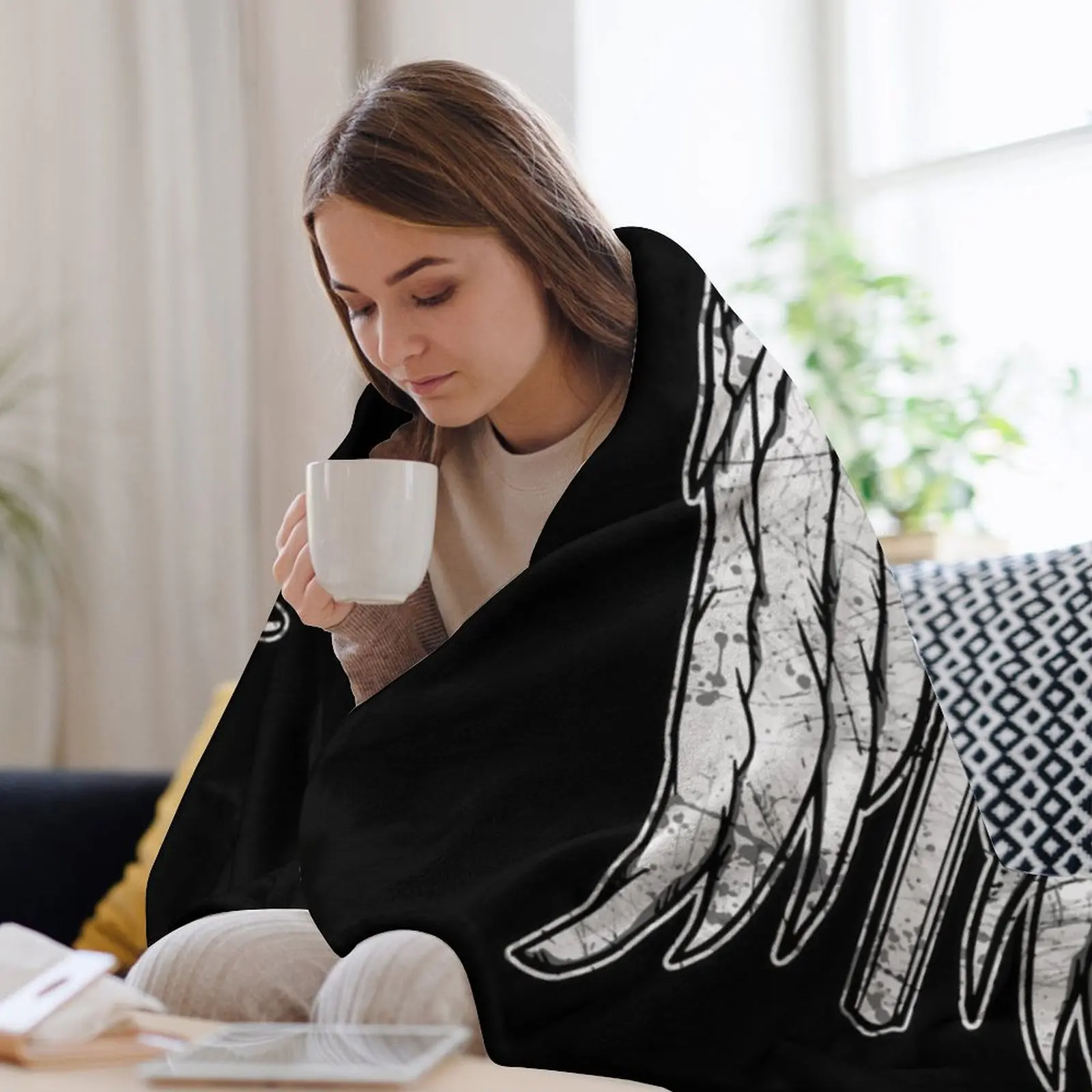 Крылья ангела и арбалет (грязное) Декоративные одеяла Красивые пледы Термоодеяла