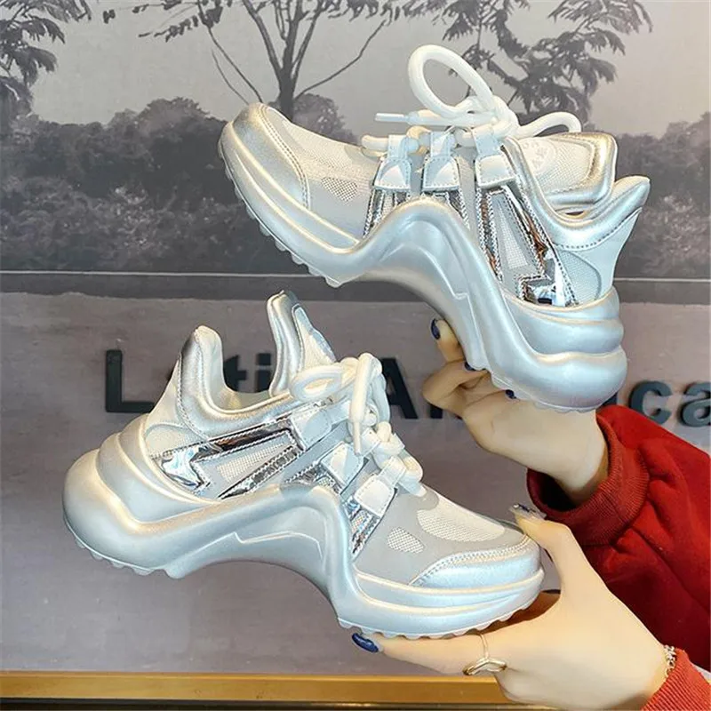 

Женская обувь, осенняя дышащая сетчатая обувь для бега, кроссовки на платформе, Уличная обувь, увеличивающая рост, Женская прогулочная обув...