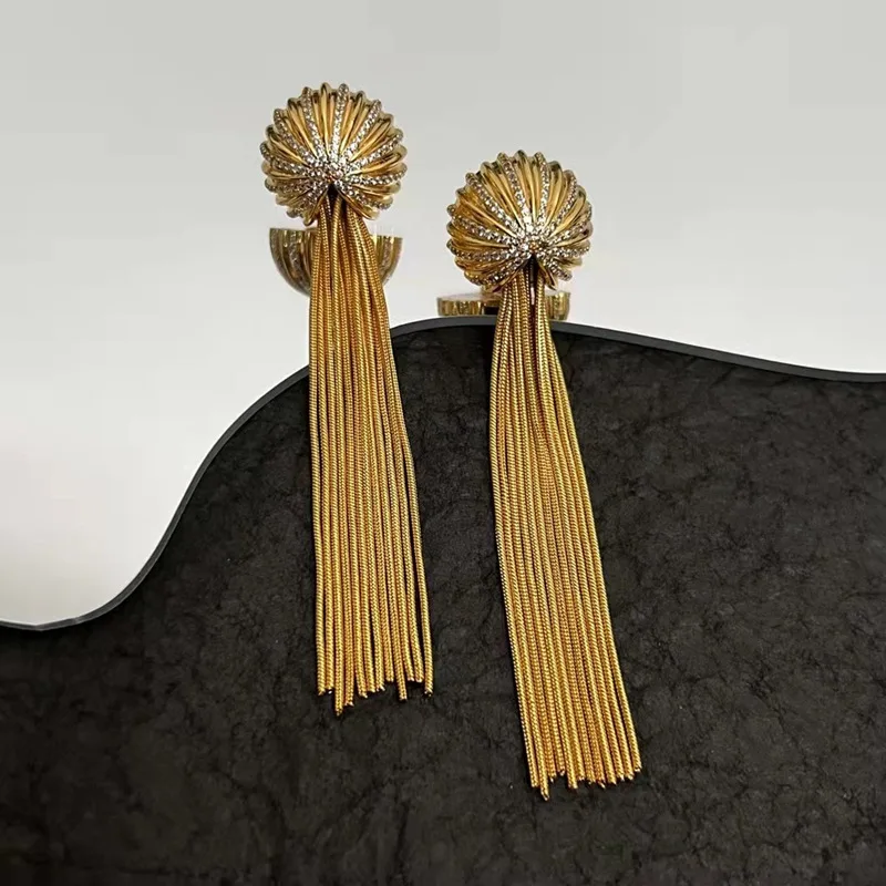 

Retro temperament irregular fringe ear clip new versatile cold wind fashion exaggerated female ear ornaments accessories