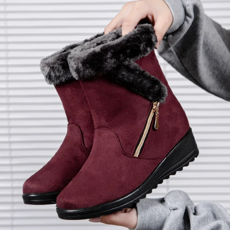 Зимние женские теплые ботинки с боковой цепочкой высокие средней длины